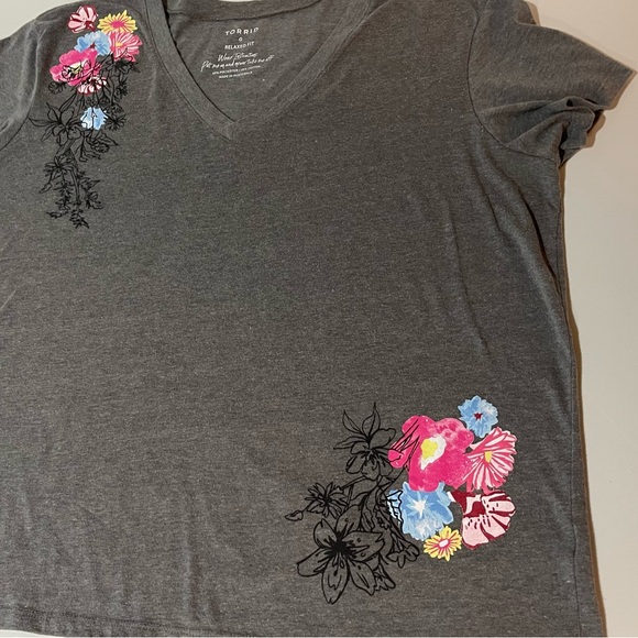 💐🌸🌺TORRID PLUS SIZE TEE WITH FLORAL PRINT🌺🌸💐 - Picture 1 of 6